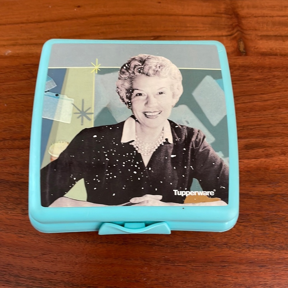Tupperware sandwich keeper light blue